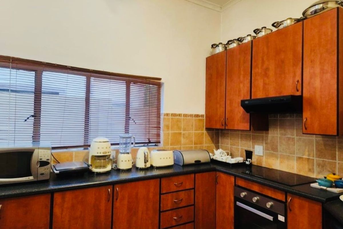 Stunning Thatchfield Residence with Golf course views. - Photo 3