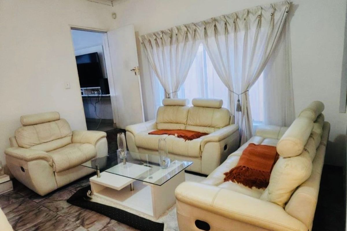 Stunning Thatchfield Residence with Golf course views. - Photo 5