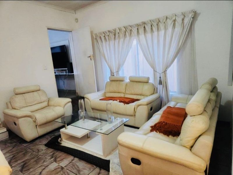 Stunning Thatchfield Residence with Golf course views. - Photo 5