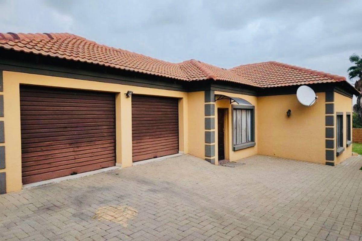 Stunning Thatchfield Residence with Golf course views. - Photo 2