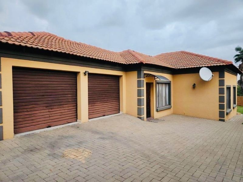 Stunning Thatchfield Residence with Golf course views. - Photo 2