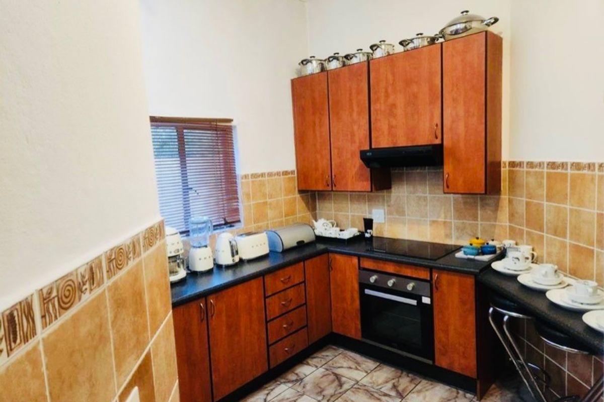 Stunning Thatchfield Residence with Golf course views. - Photo 4