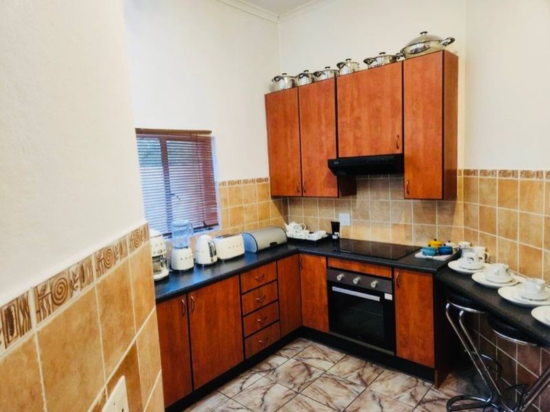 Stunning Thatchfield Residence with Golf course views. - Photo 4