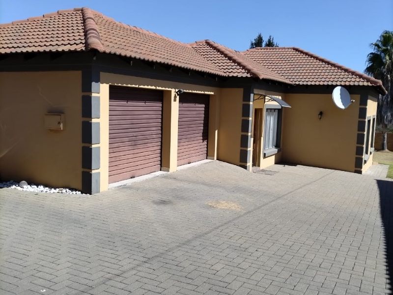 Stunning Thatchfield Residence with Golf course views. - Photo 10