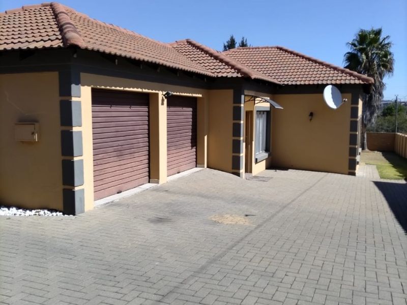 Stunning Thatchfield Residence with Golf course views. - Photo 9