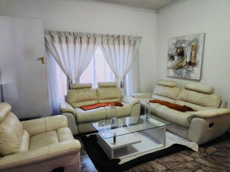 Stunning Thatchfield Residence with Golf course views. - Photo 6