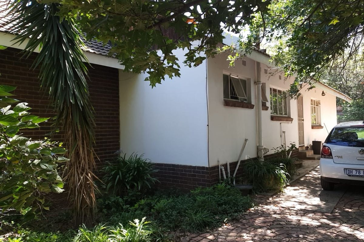 Prime Corner Stand – 3-Bed Home with Development Potential in Lombardy East - Photo 3