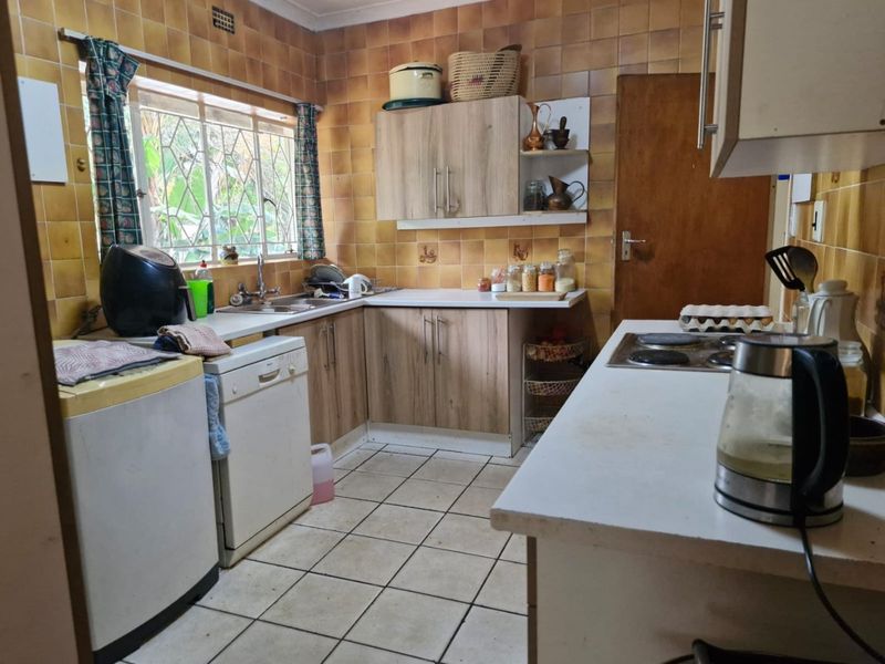 Prime Corner Stand – 3-Bed Home with Development Potential in Lombardy East - Photo 6