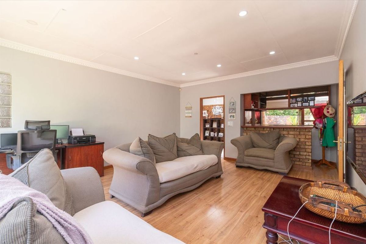 Spacious Family Home with Modern Amenities - Photo 2