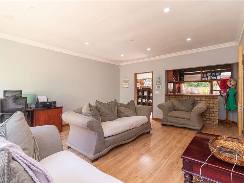 Spacious Family Home with Modern Amenities - Photo 2