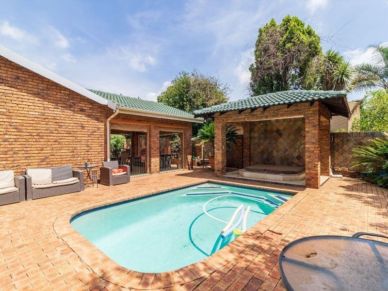 Spacious Family Home with Modern Amenities - Photo 3