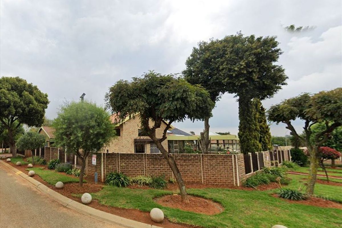 Spacious Family Home with Ample Parking - Photo 2