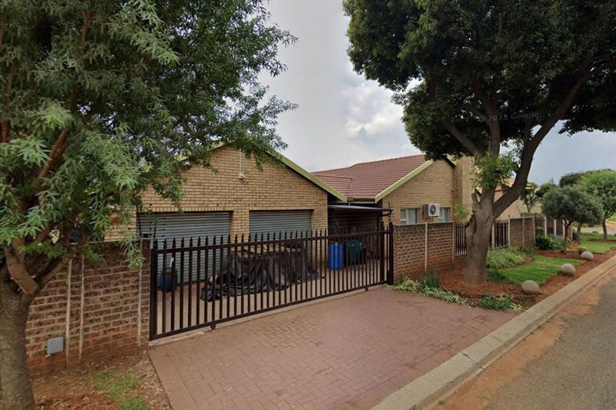 Spacious Family Home with Ample Parking - Photo 3