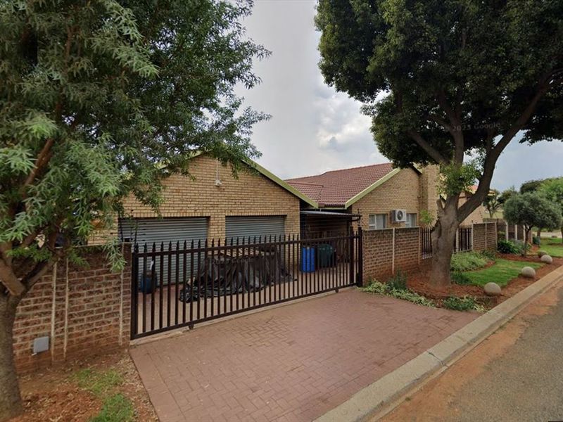 Spacious Family Home with Ample Parking - Photo 3