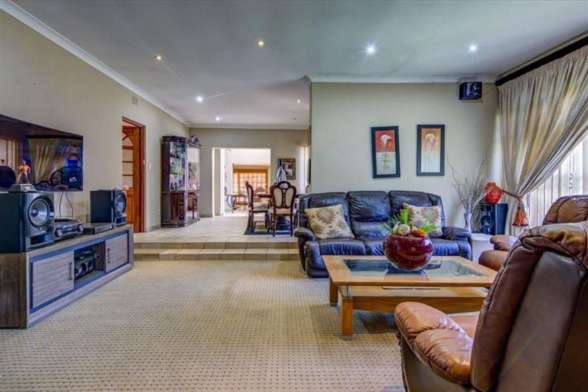 Elegant and Spacious Family Retreat - Photo 2