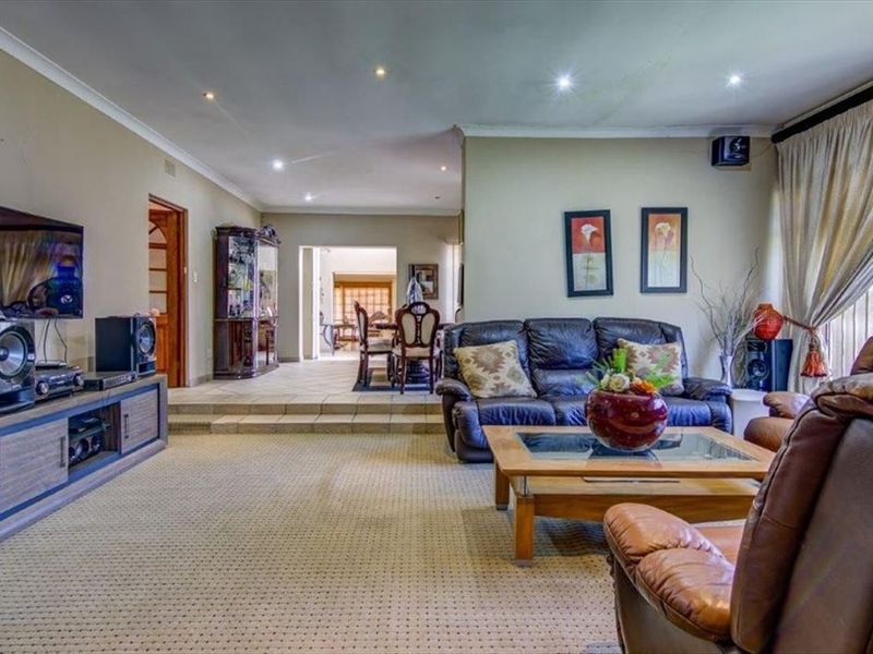 Elegant and Spacious Family Retreat - Photo 2