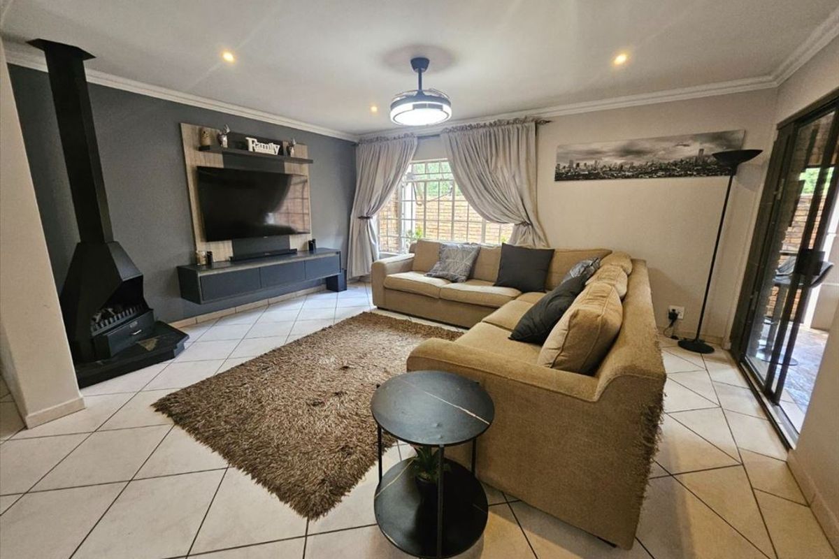 Charming Three-Bedroom Home with Pool - Photo 2