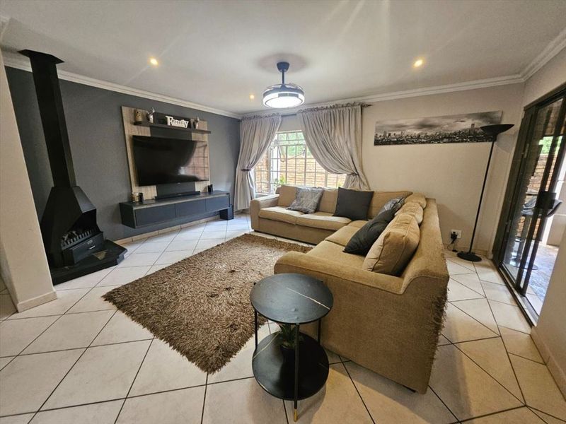 Charming Three-Bedroom Home with Pool - Photo 2