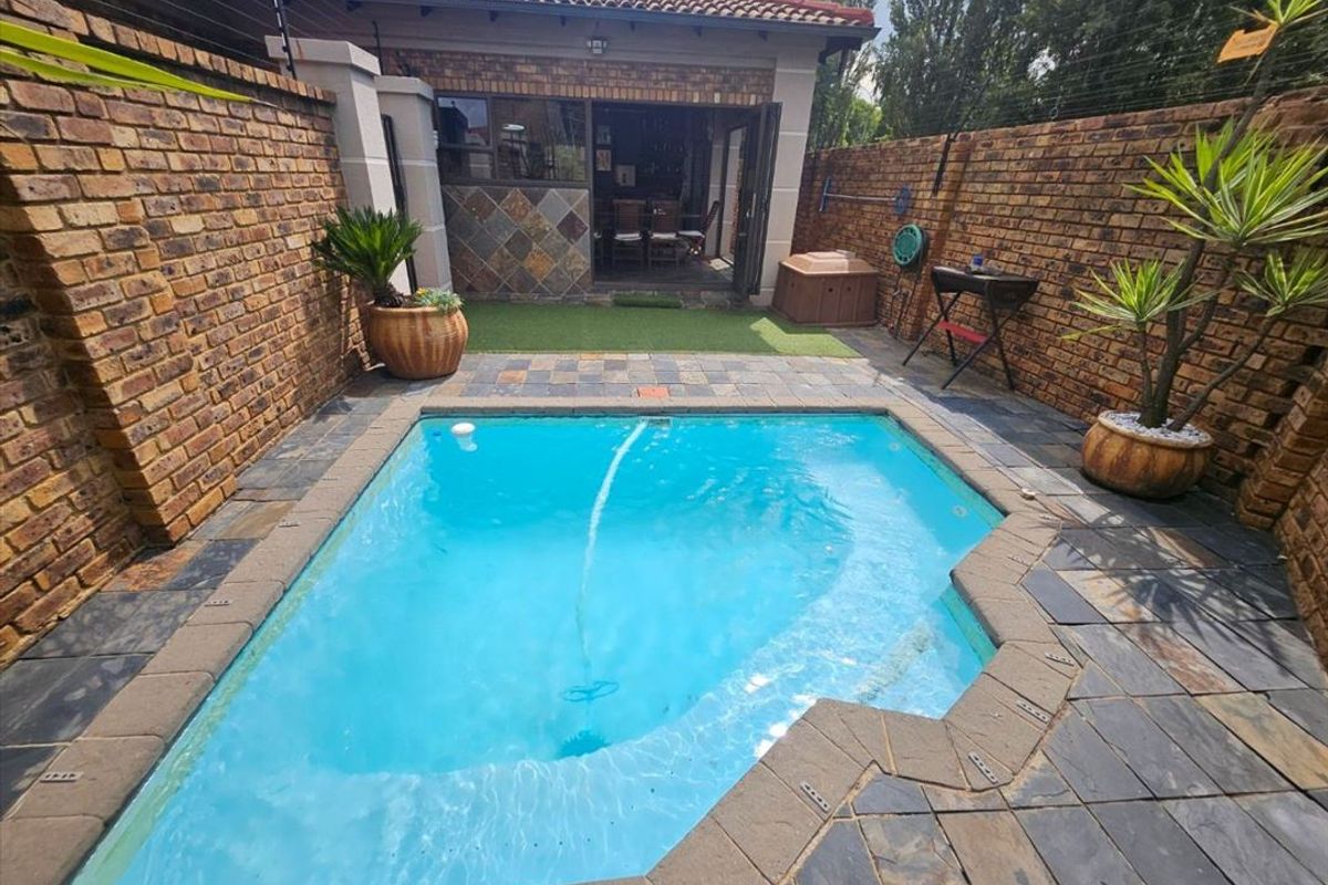 Charming Three-Bedroom Home with Pool - Photo 3