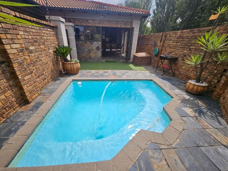 Charming Three-Bedroom Home with Pool - Photo 3