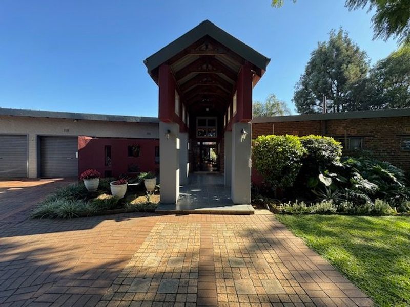 Expansive Seven-Bedroom Home with Pool and Triple Garage - Photo 2