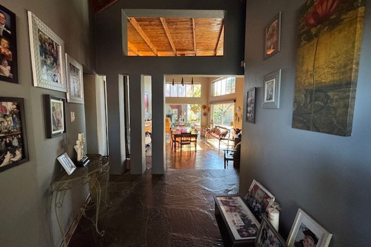 Expansive Seven-Bedroom Home with Pool and Triple Garage - Photo 3