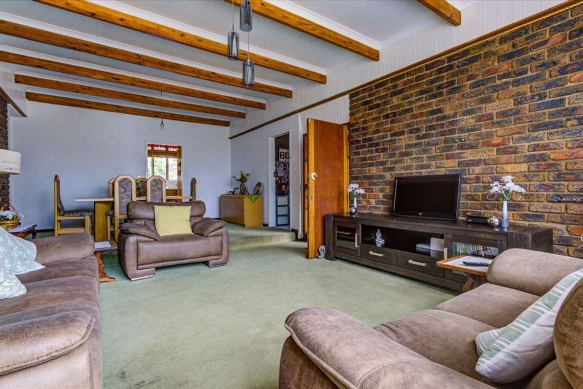 Charming Three-Bedroom Home with Study and Double Garage - Photo 2