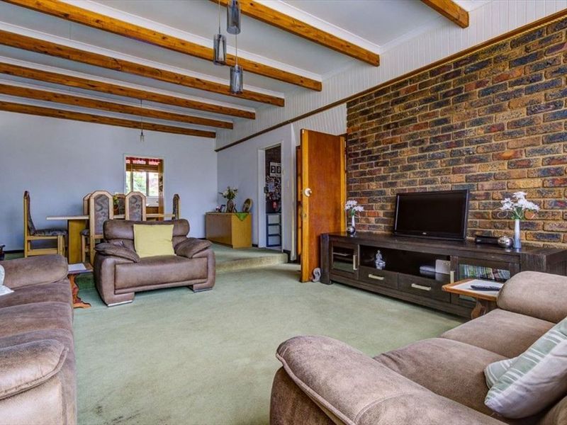 Charming Three-Bedroom Home with Study and Double Garage - Photo 2