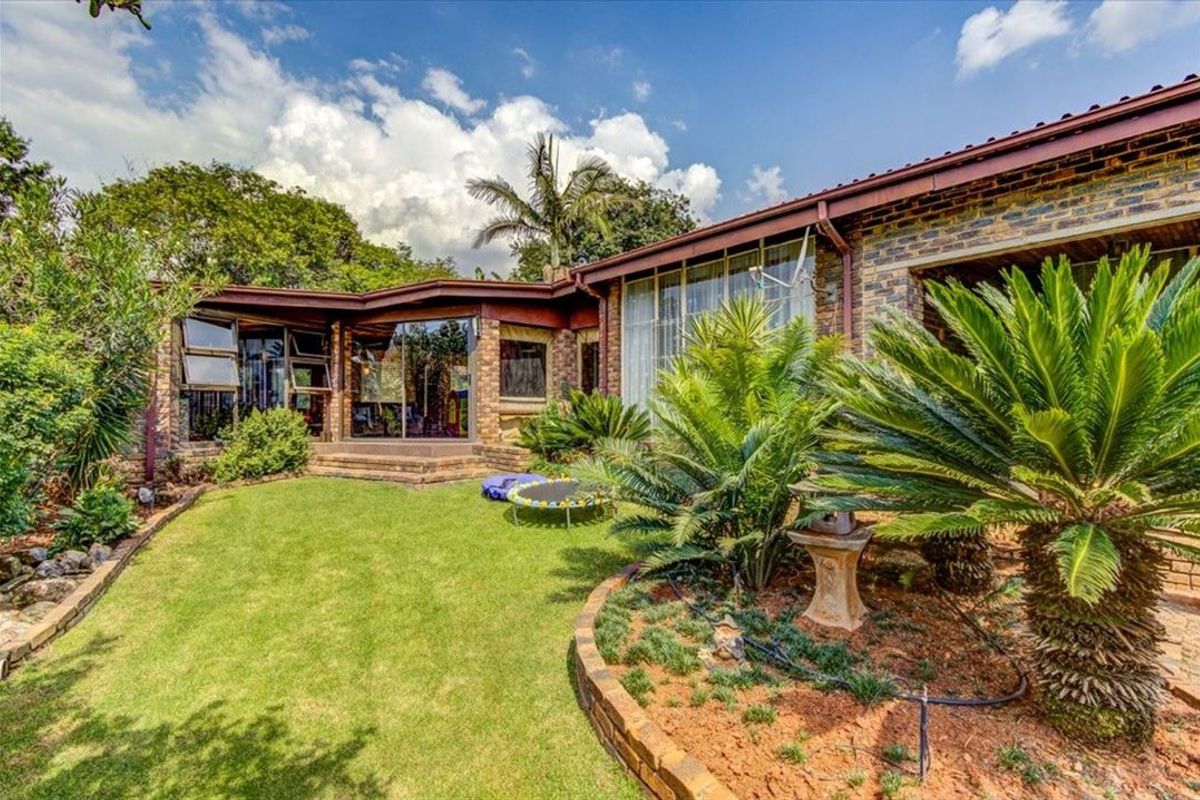 Charming Three-Bedroom Home with Study and Double Garage - Photo 3