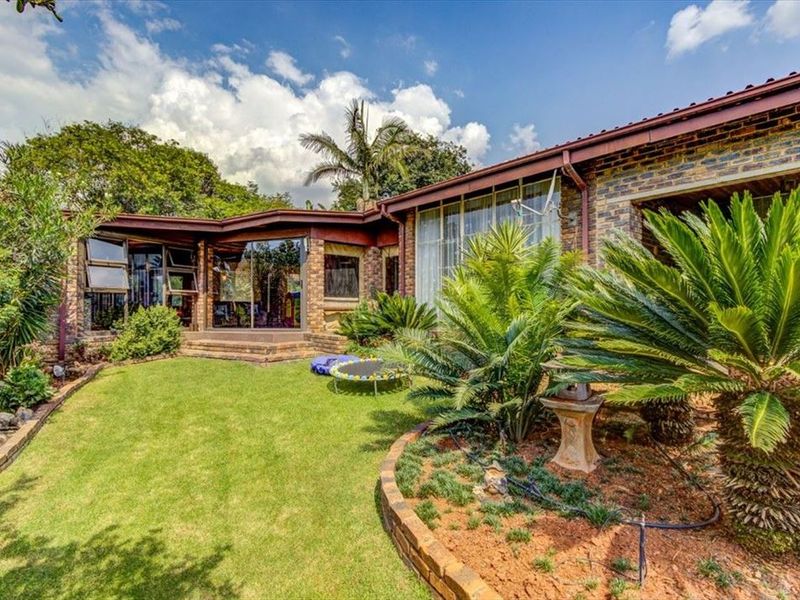 Charming Three-Bedroom Home with Study and Double Garage - Photo 3