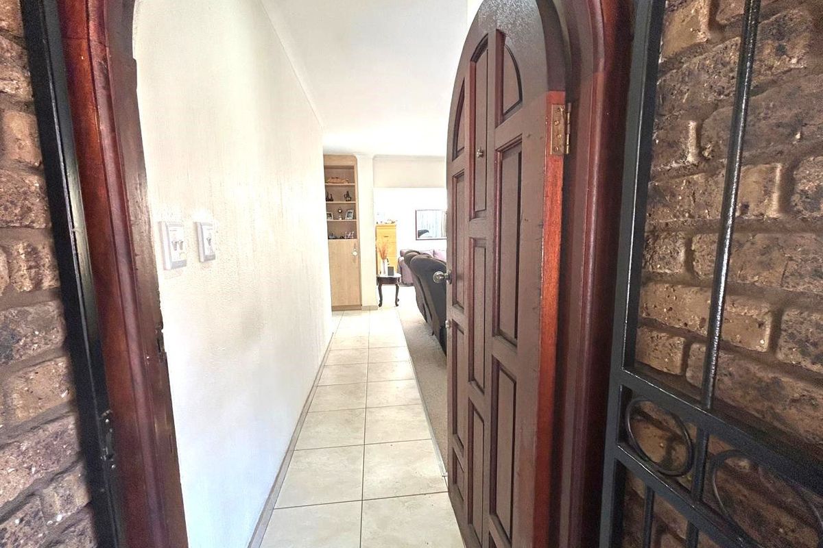 3 Bed 2 Bath Elegant & Secure Simplex for Sale in the Heart of Kloofendal - Photo 5