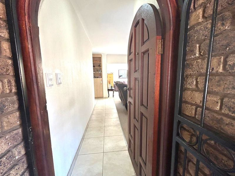 3 Bed 2 Bath Elegant & Secure Simplex for Sale in the Heart of Kloofendal - Photo 5