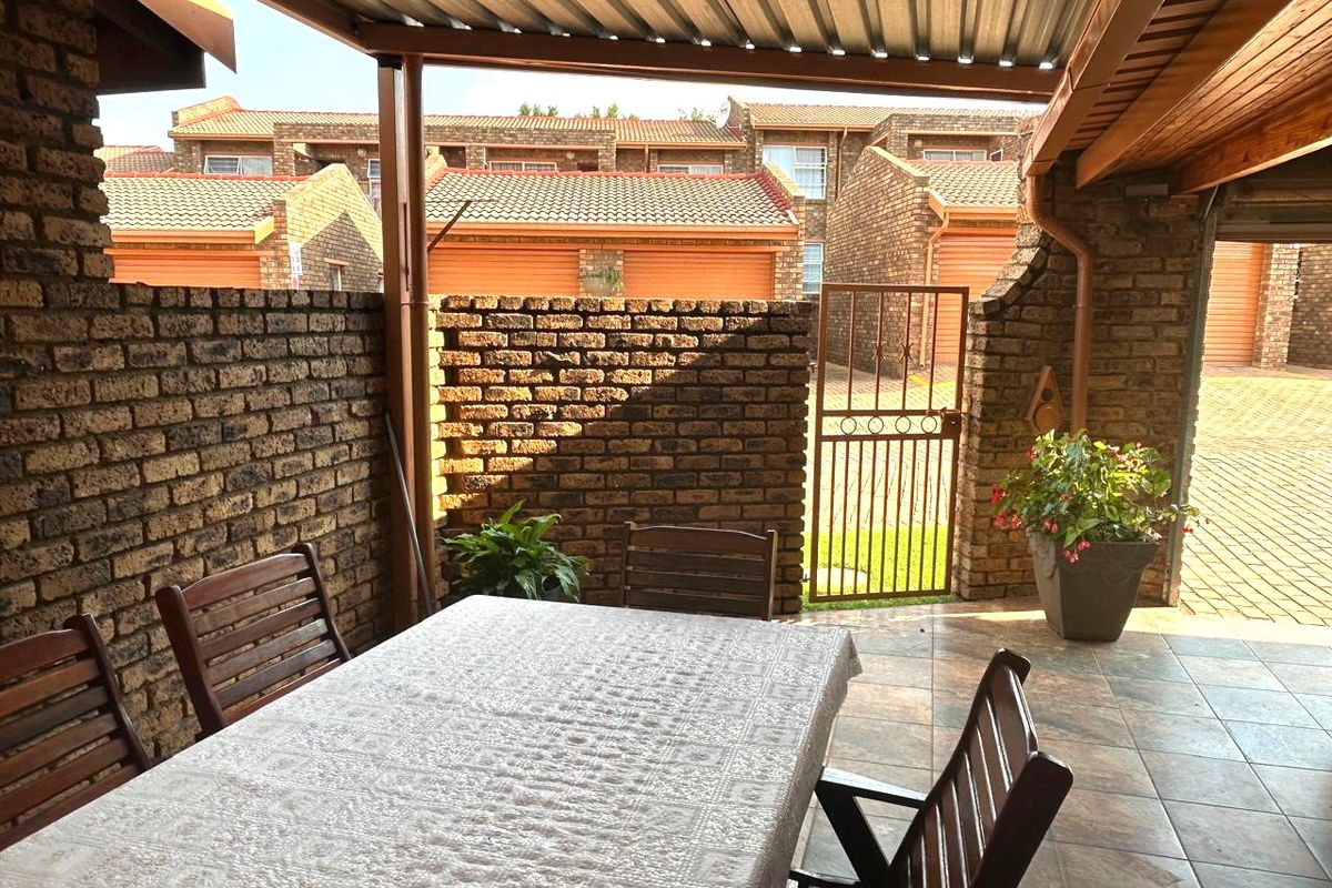 3 Bed 2 Bath Elegant & Secure Simplex for Sale in the Heart of Kloofendal - Photo 4