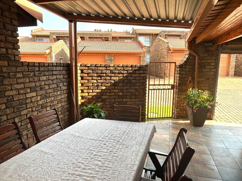 3 Bed 2 Bath Elegant & Secure Simplex for Sale in the Heart of Kloofendal - Photo 4