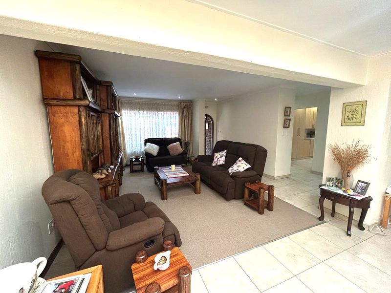 3 Bed 2 Bath Elegant & Secure Simplex for Sale in the Heart of Kloofendal - Photo 6