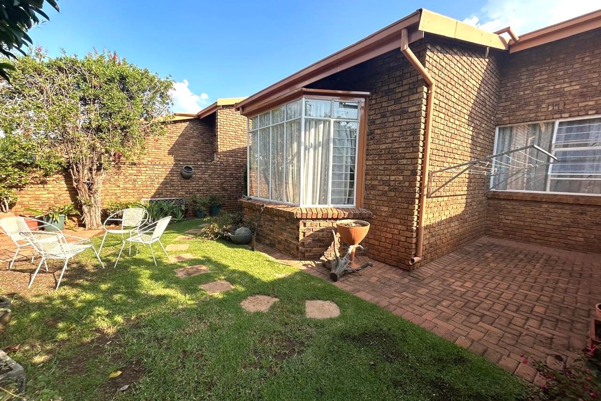 3 Bed 2 Bath Elegant & Secure Simplex for Sale in the Heart of Kloofendal - Photo 2