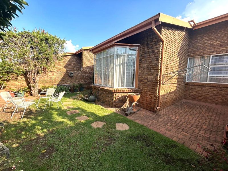 3 Bed 2 Bath Elegant & Secure Simplex for Sale in the Heart of Kloofendal - Photo 2