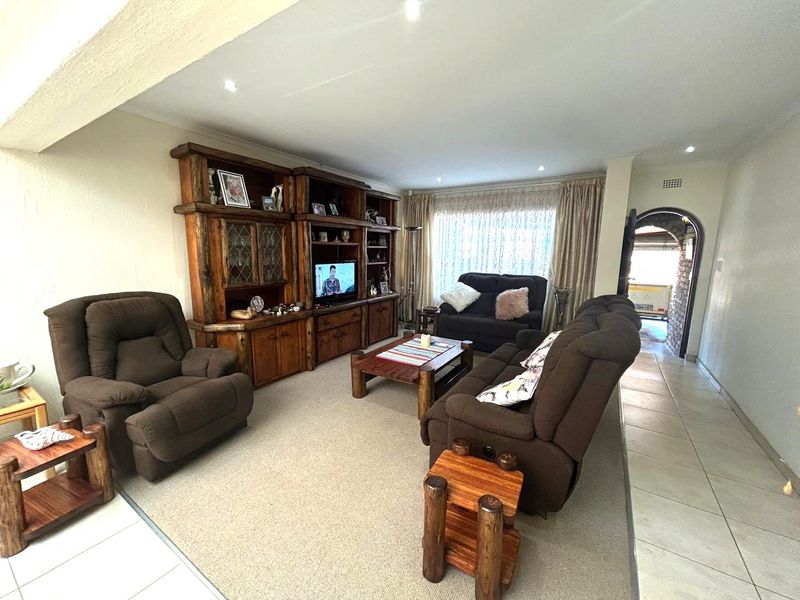 3 Bed 2 Bath Elegant & Secure Simplex for Sale in the Heart of Kloofendal - Photo 7