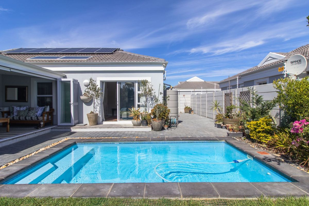 A Breath of Elegance in Sunningdale – Pristine 4-Bedroom, 3- Bathroom Family Home with Versatile Living Spaces - Photo 4