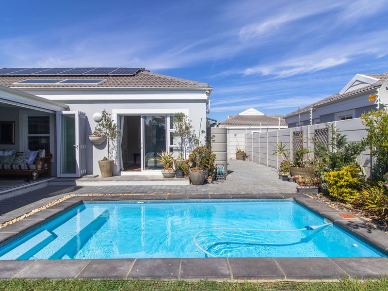 A Breath of Elegance in Sunningdale – Pristine 4-Bedroom, 3- Bathroom Family Home with Versatile Living Spaces - Photo 4