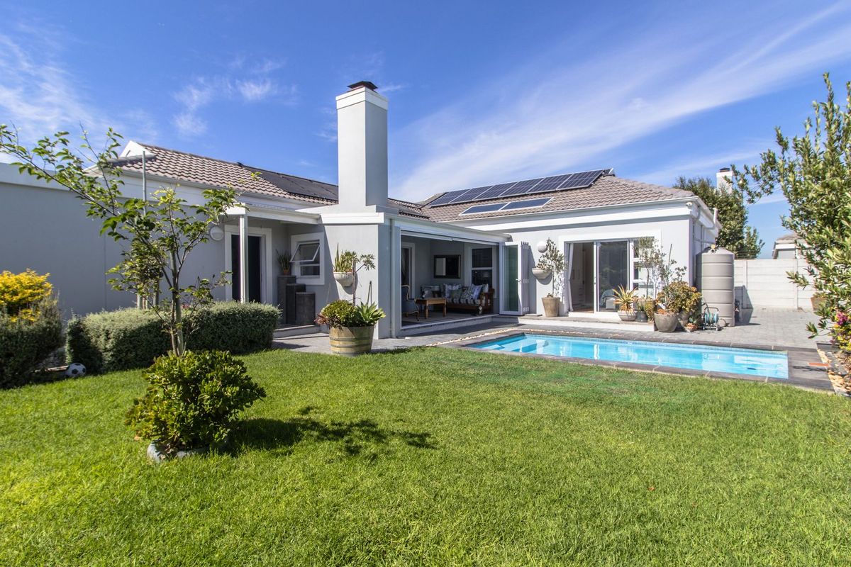 A Breath of Elegance in Sunningdale – Pristine 4-Bedroom, 3- Bathroom Family Home with Versatile Living Spaces - Photo 3