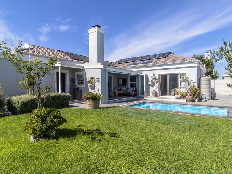 A Breath of Elegance in Sunningdale – Pristine 4-Bedroom, 3- Bathroom Family Home with Versatile Living Spaces - Photo 3