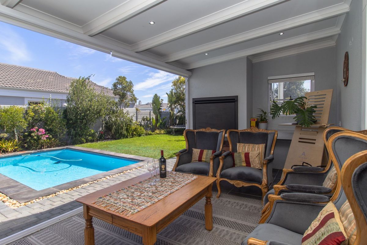 A Breath of Elegance in Sunningdale – Pristine 4-Bedroom, 3- Bathroom Family Home with Versatile Living Spaces - Photo 5