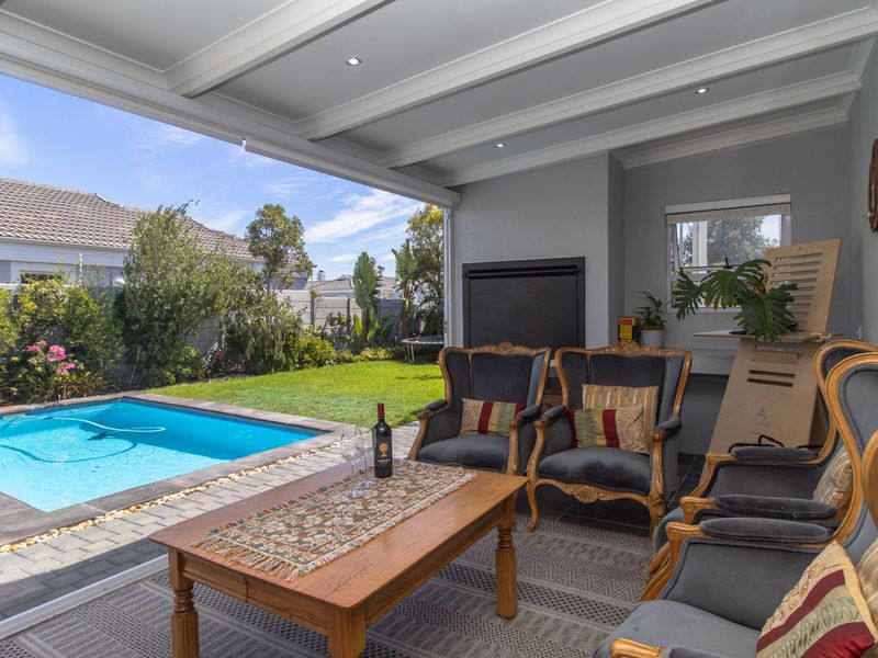 A Breath of Elegance in Sunningdale – Pristine 4-Bedroom, 3- Bathroom Family Home with Versatile Living Spaces - Photo 5