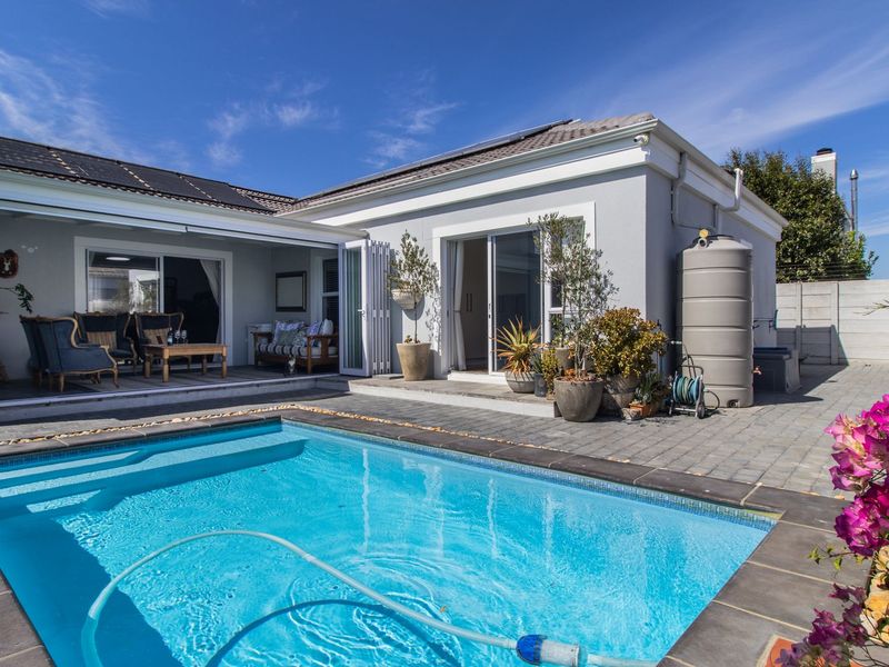 A Breath of Elegance in Sunningdale – Pristine 4-Bedroom, 3- Bathroom Family Home with Versatile Living Spaces - Photo 2