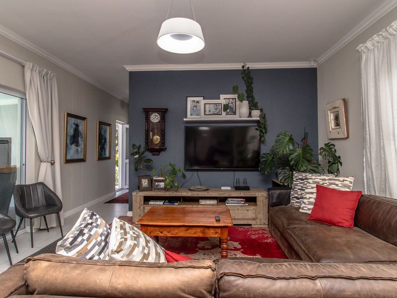 A Breath of Elegance in Sunningdale – Pristine 4-Bedroom, 3- Bathroom Family Home with Versatile Living Spaces - Photo 10