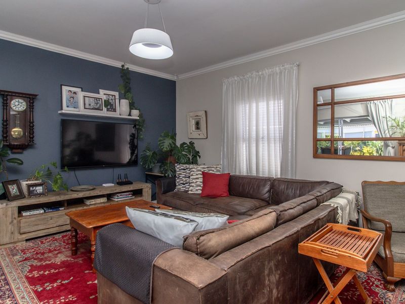 A Breath of Elegance in Sunningdale – Pristine 4-Bedroom, 3- Bathroom Family Home with Versatile Living Spaces - Photo 9