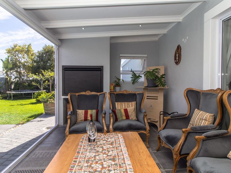 A Breath of Elegance in Sunningdale – Pristine 4-Bedroom, 3- Bathroom Family Home with Versatile Living Spaces - Photo 6