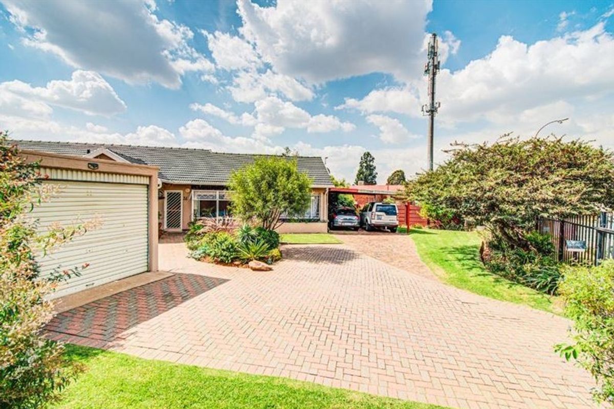 Stunning Family Home with Exceptional Features - Photo 2