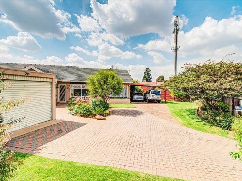 Stunning Family Home with Exceptional Features - Photo 2